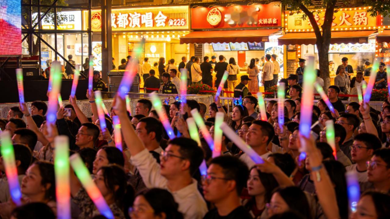 燃炸！成都演唱会扎堆引燃消费潮，跨城歌迷挤爆蓉城2026年初的成都，被一场