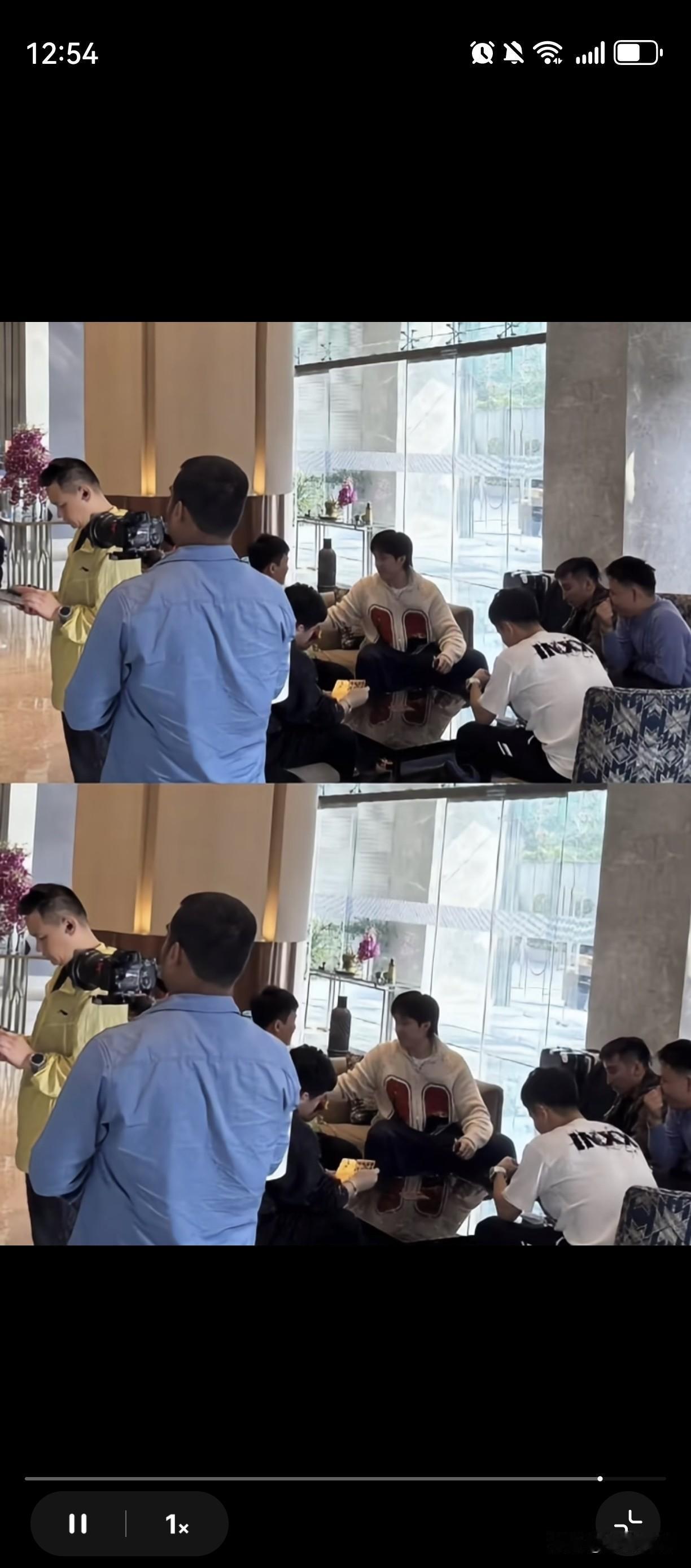 国乒到了印度，连照片的清晰度都下降了[捂脸哭]瞬间变2g网络了，人和景都变黑了！