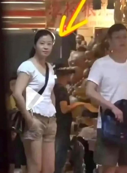 54岁的刘奕君带着闺女打高尔夫球啦！14岁的小姑娘身材匀称，父女俩在球场上较