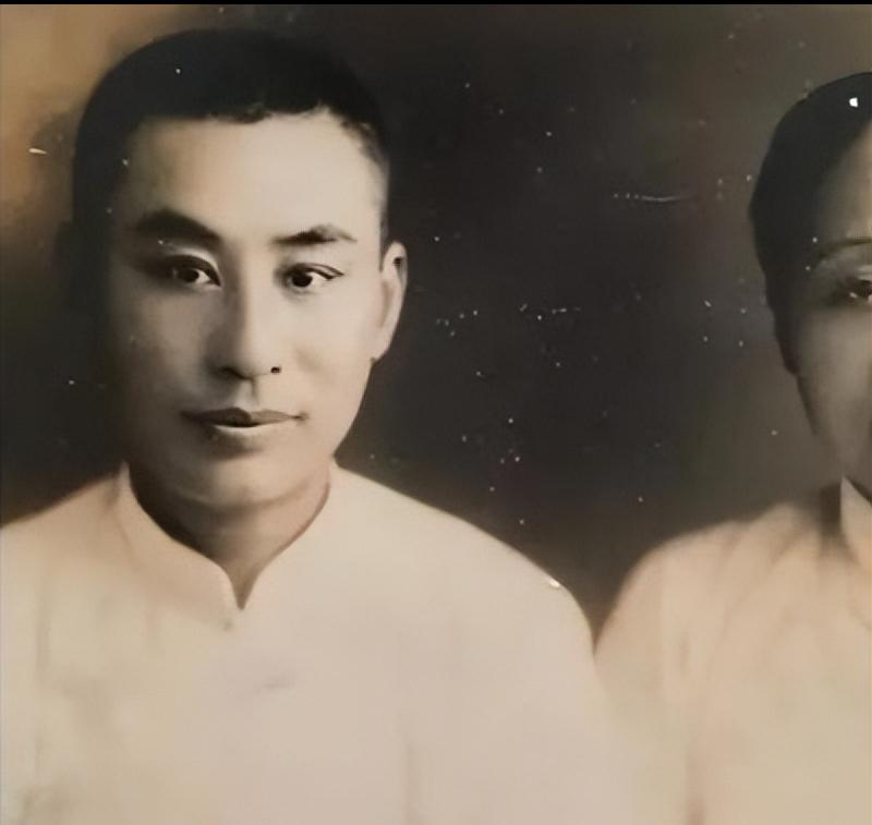 1916年，叶圣陶迎娶了未曾谋面的妻子。洞房夜，两人第一次见面。他用颤抖的手，掀
