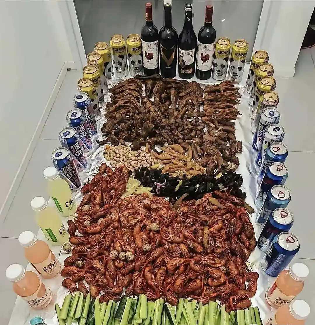 朋友请客，说这一桌花了3千，大家说值吗朋友组局，说准备了“满汉全席”。我兴致勃