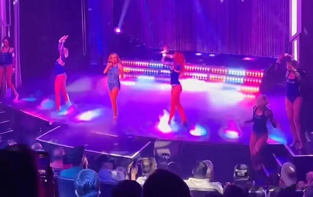 这年头，妈妈们领份口粮，都得靠跳艳舞换了？美田纳西州一家名为“钻石与蕾丝”的跳