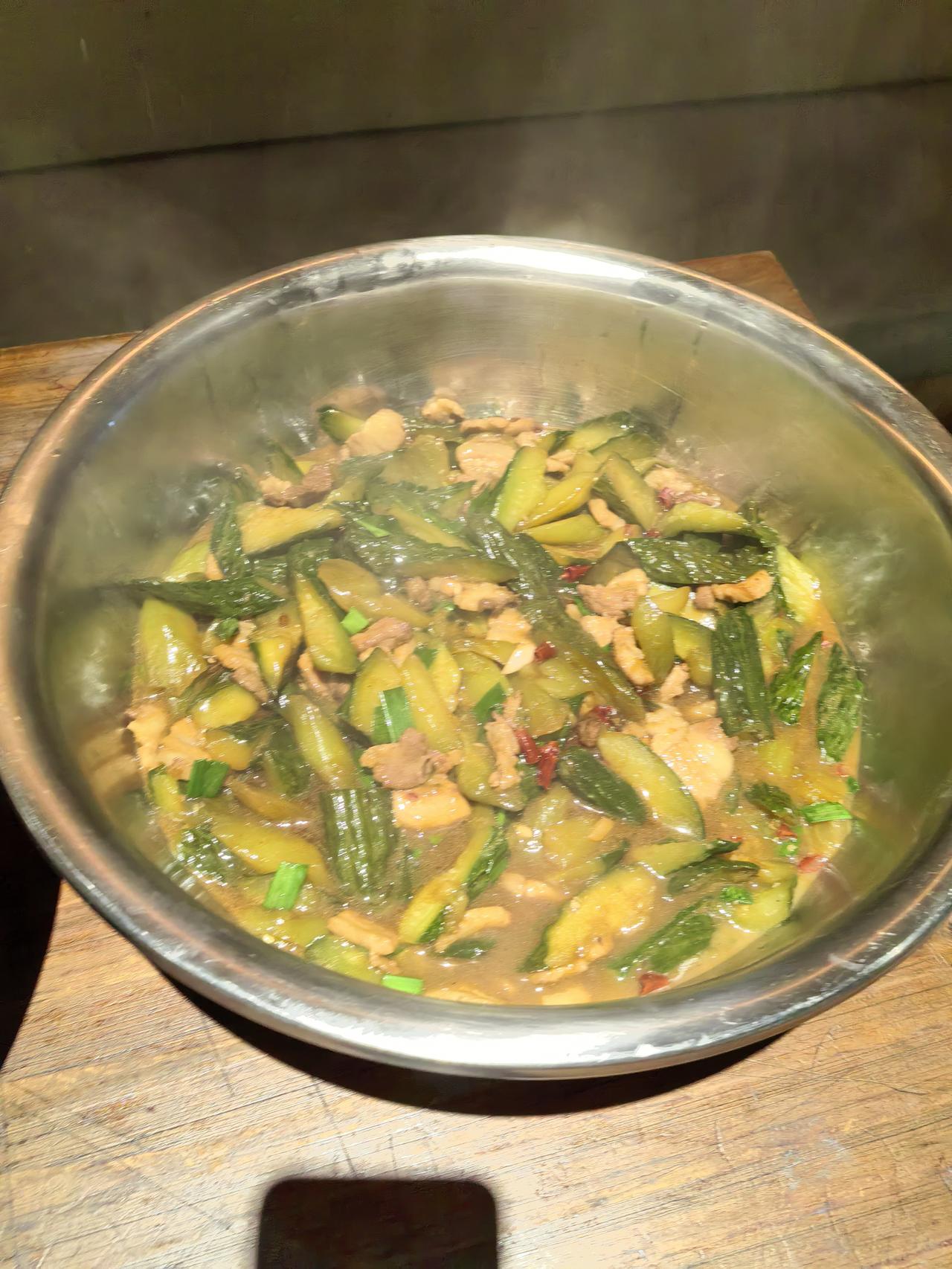 打工人的快乐，有时候真的很简单——一份热气腾腾、荤素搭配的家常工作餐，就能驱散一