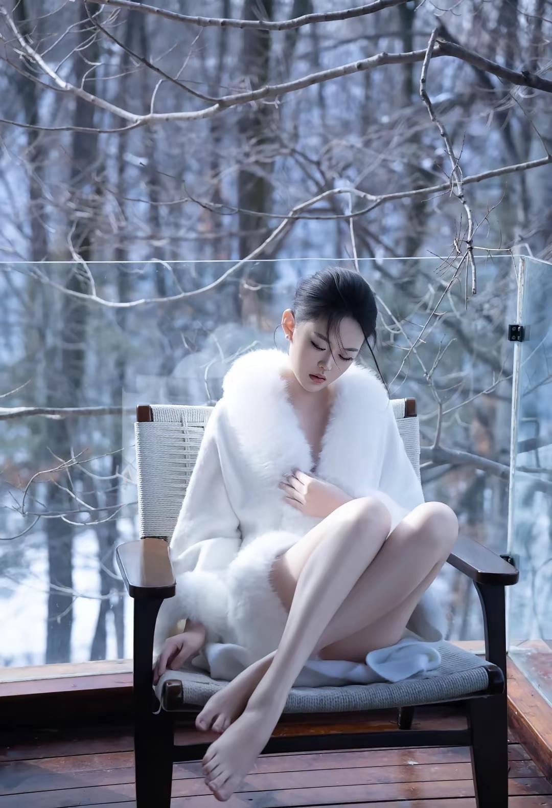 反季节的美女，是真的有视觉冲击力，尤其是，远处白雪皑皑，近处你却光着腿……