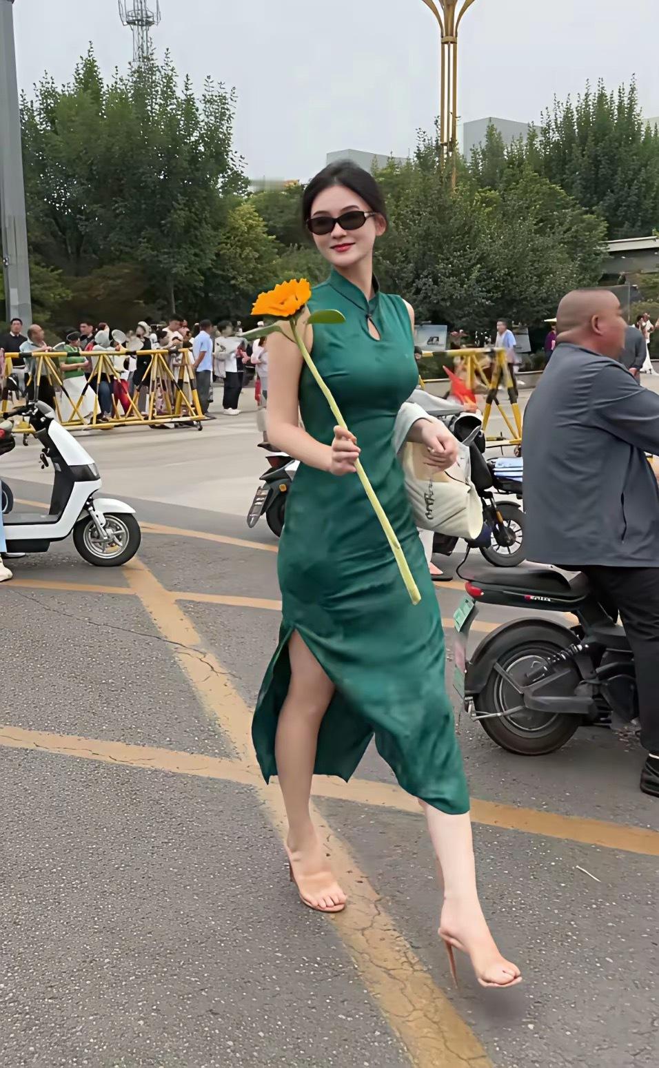 全网最年轻身材最好最漂亮的陪考妈妈，我本来以为是姐姐，那有人女儿18岁了，妈妈还