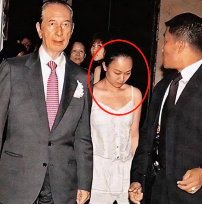 [点赞]2007年，85岁的赌王中风入院，貌不惊人的小护士邓咏诗，愿给赌王擦身