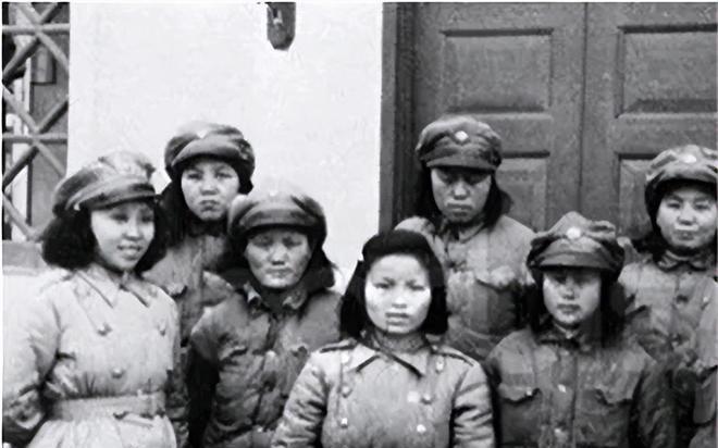 1942年，7名女译电员被日军包围，兽性大发的鬼子见她们年轻貌美，正要上前侮辱。