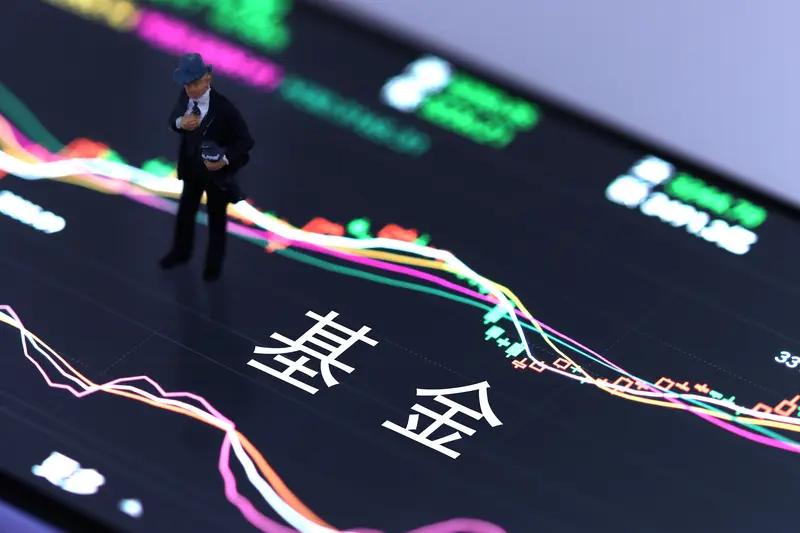 我和朋友，在同一时间上的车，买的同一个基金。他本金10万，我5万。前几天