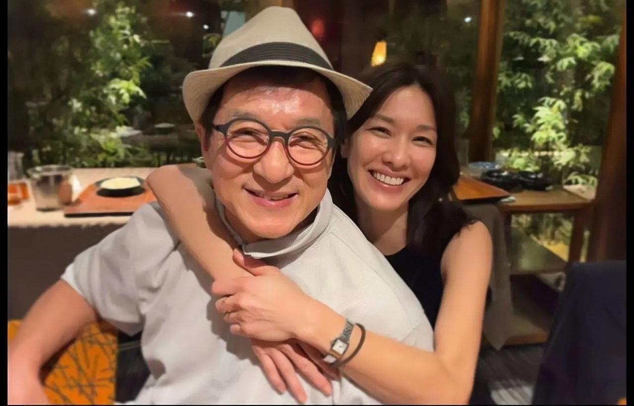 成龙大哥与山本未来近照，两人28年前曾一起搭档过，满满的都是回忆。成龙山本未来