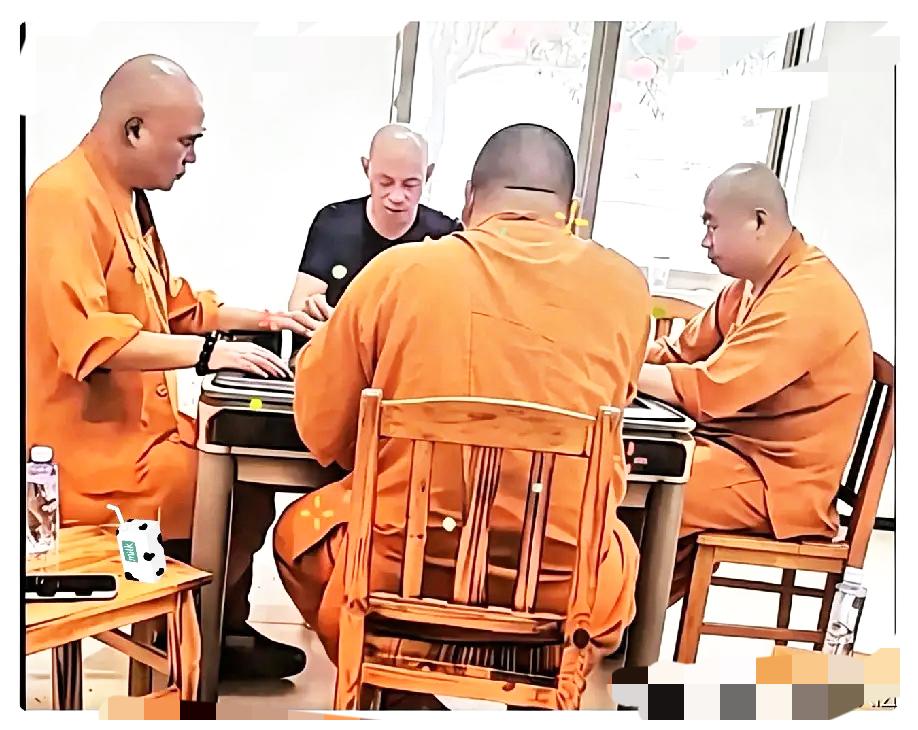 浙江街头这阵子太怪了，满大街都是穿僧袍的晃悠，走近一看全是假的！这波奇葩操作