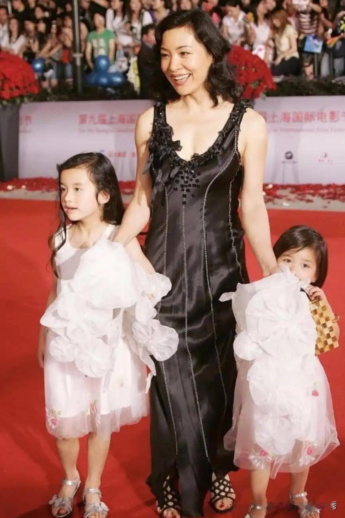 陈冲笑的太开心了，两个“女儿”像是“小公主”，这一家子颜值好高啊！陈冲一身黑