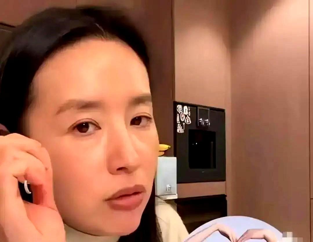 董洁那个梳头法，真把人看呆了。视频里镜头怼脸，梳齿一下下压实头皮，数一百下。