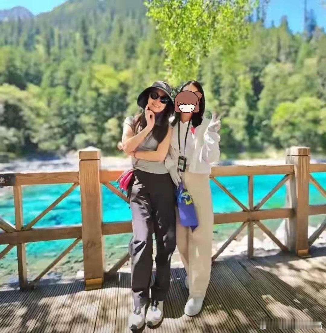 50岁林心如现身九寨沟旅游，她看起来瘦了好多，素颜皮肤很好，整个人很显年轻，完全