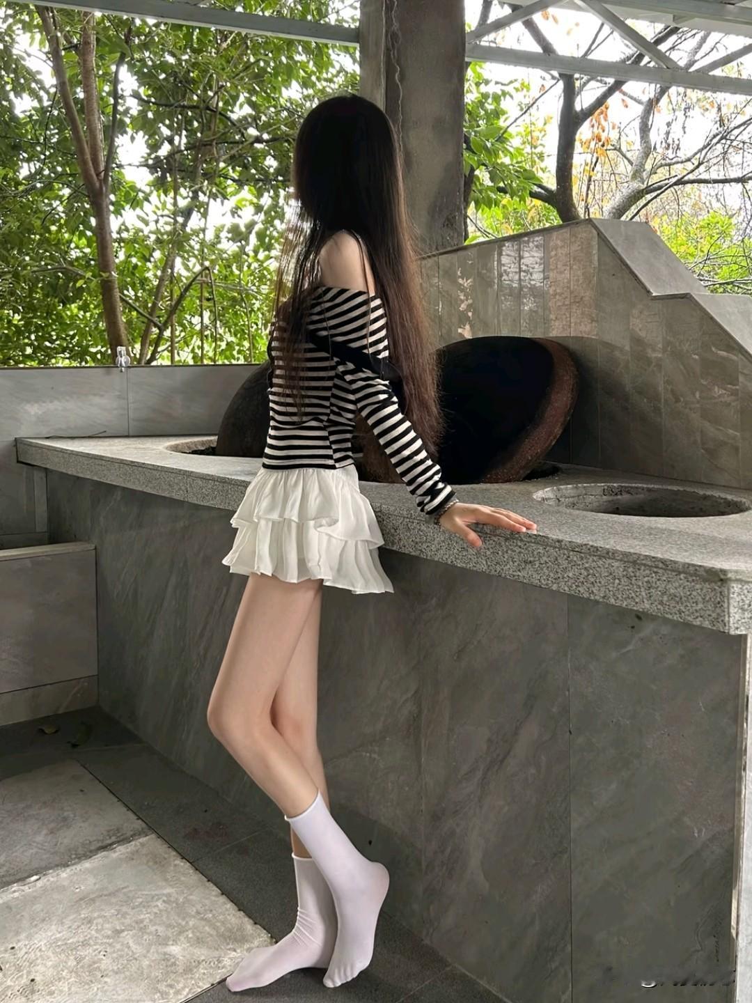 夏日清新穿搭，黑白条纹上衣搭配白色荷叶边短裙，简约时尚，搭配白色袜子，轻松惬意。