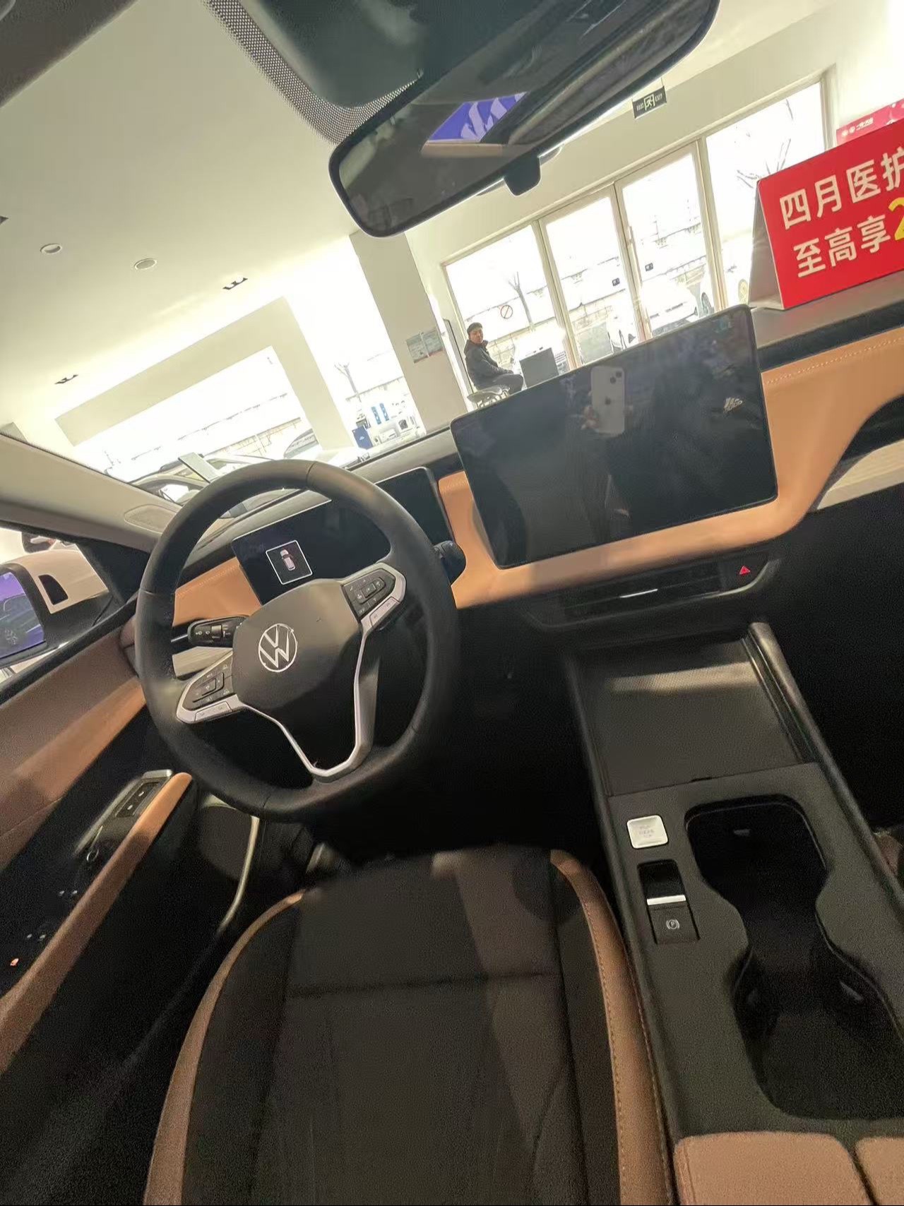 身为大众车主，到店体验速腾S时，被它的外观设计深深吸引。前脸采用家族式最新设计语