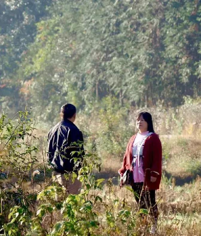 1987年冬天，广东打工三年攒钱的年轻人回家，本想找个漂亮媳妇风光娶亲，结果被母