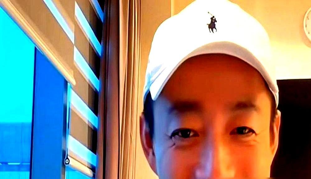 汪小菲一巴掌砸在桌上，震得直播支架直晃，冲着亲妈张兰疯狂咆哮。几十万人盯着这场元