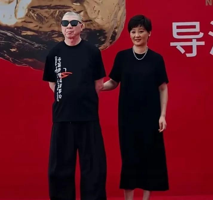 哈哈哈，明星也不过如此。据说，男人过了六十，对老伴都是这副模样，去哪得有老伴陪着