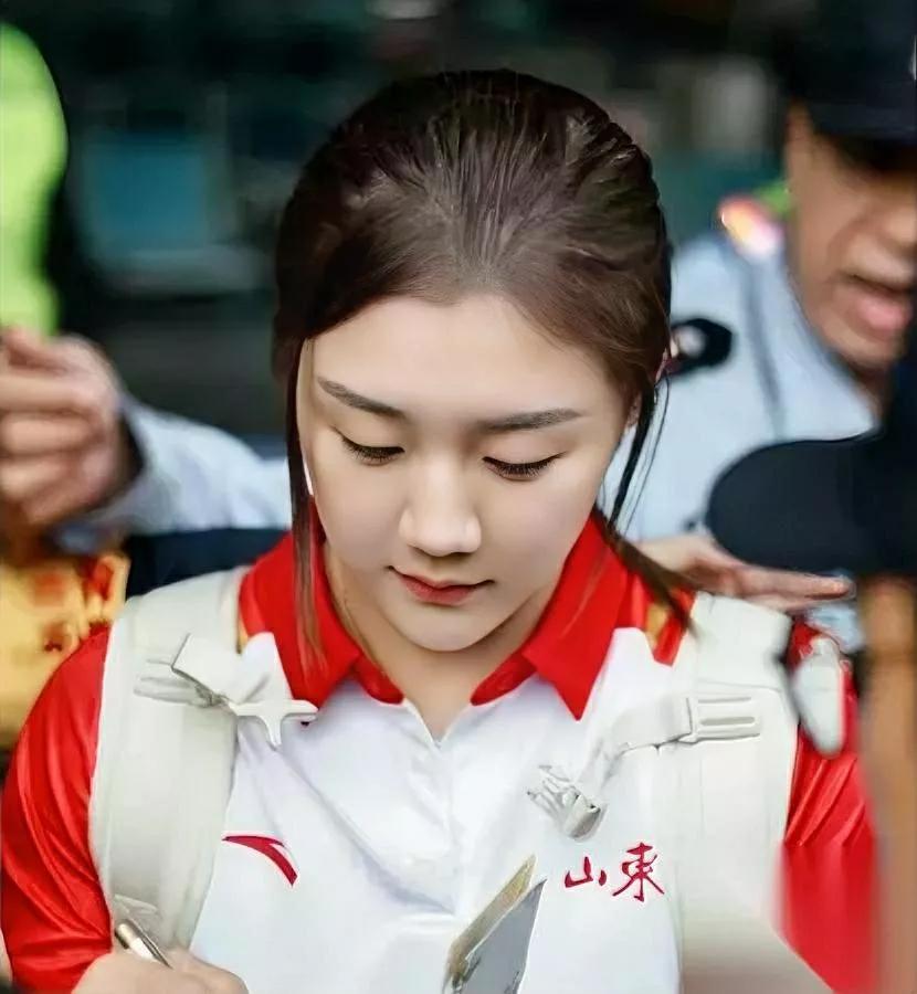 陈梦九个月没摸球拍，一复出就盯着王曼昱不放。没人觉得她能赢——毕竟久疏战阵，