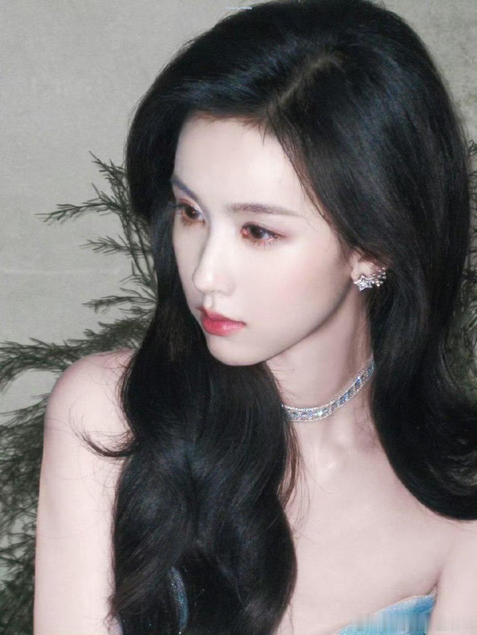 隔着屏幕都能够感觉到深圳造型下的陈都灵完全就是真正的书法系美人，在看到的一瞬间就