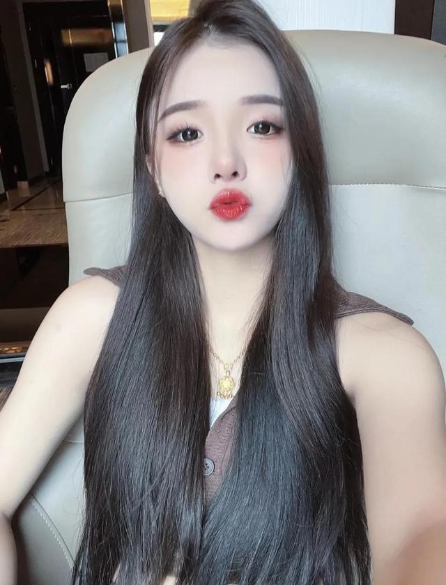 笑话：楼里邻居家的儿子结婚的时候，自己认为我们关系很好，于是就给他随了1000元