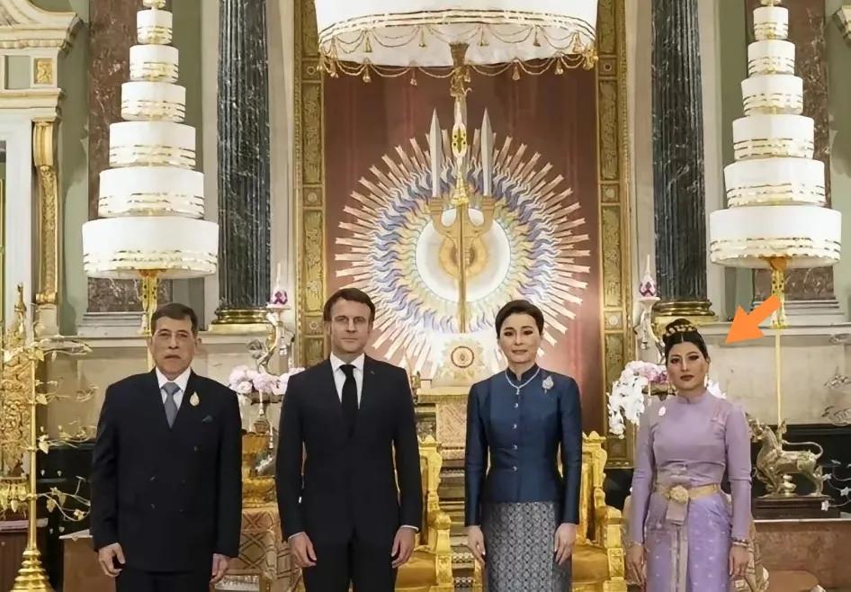 泰国马哈国王夫妇访法国携女儿思蕊梵公主。