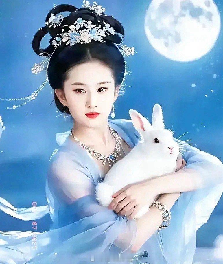 单独看刘亦菲的嫦娥造型无人能及，可以用美到窒息来形容，一样的怀抱玉兔，一样的奔月