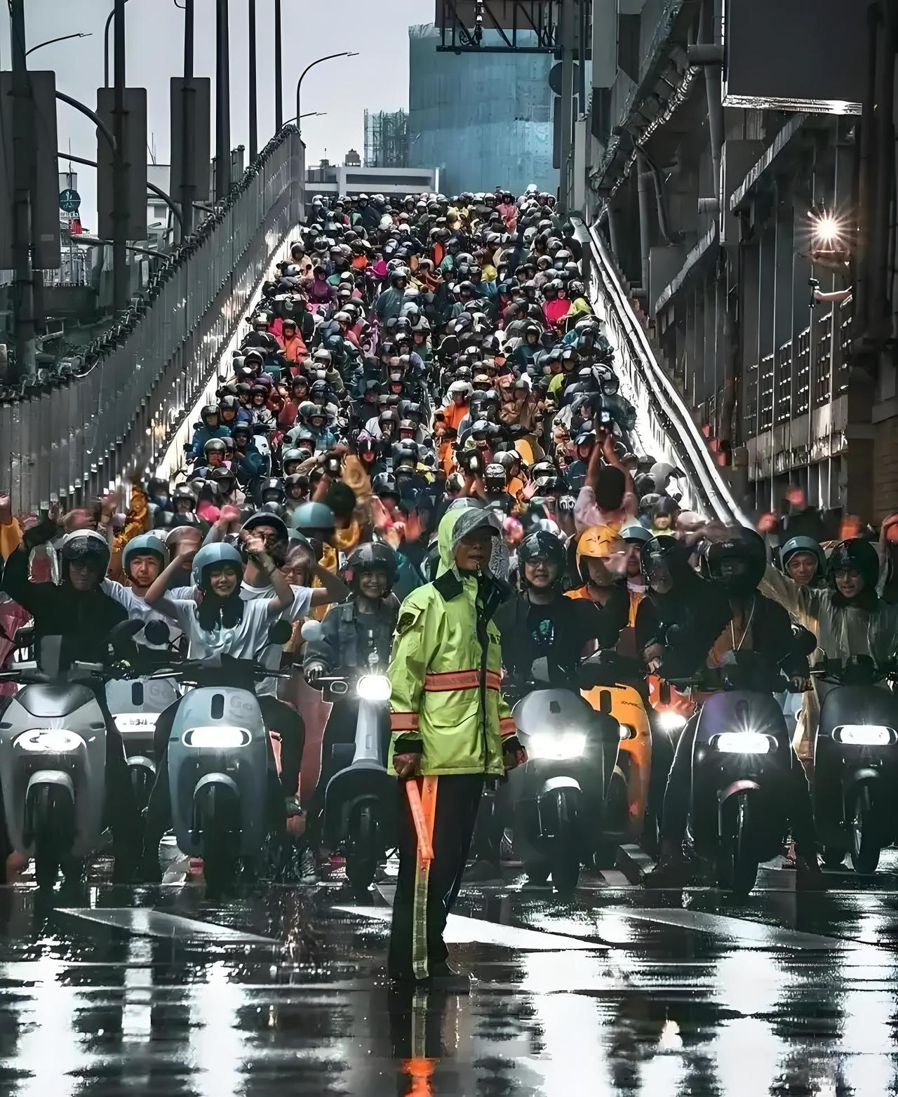 昆明的电动车大军太骇人了！早高峰期晚高峰期，浩浩荡荡，真的是千军万马齐喑究可哀。