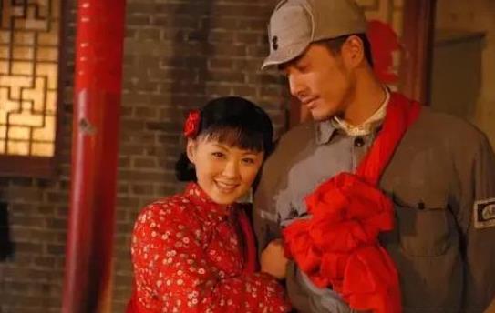1933年，一对红军夫妻在执行任务时失散，女人受了重伤，54年后，她去菜市场买菜