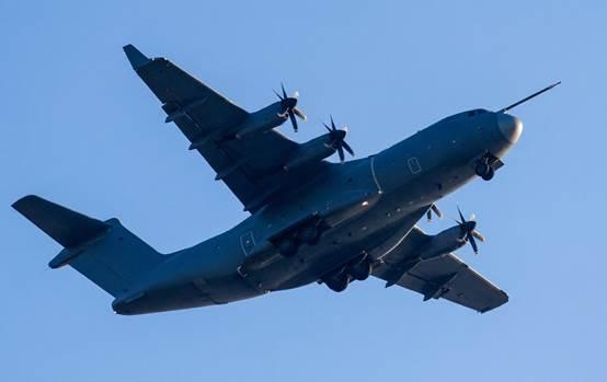 近日，综合国内外媒体和网站报道，中国一款新型中型运输机首飞成功。根据网络曝光的