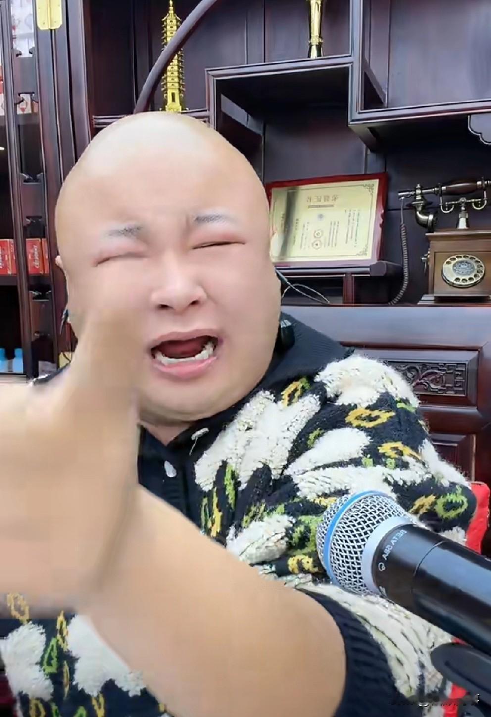 老狗直播间嚎啕大哭，怒斥白麻将不管孩子天天潇洒！今天