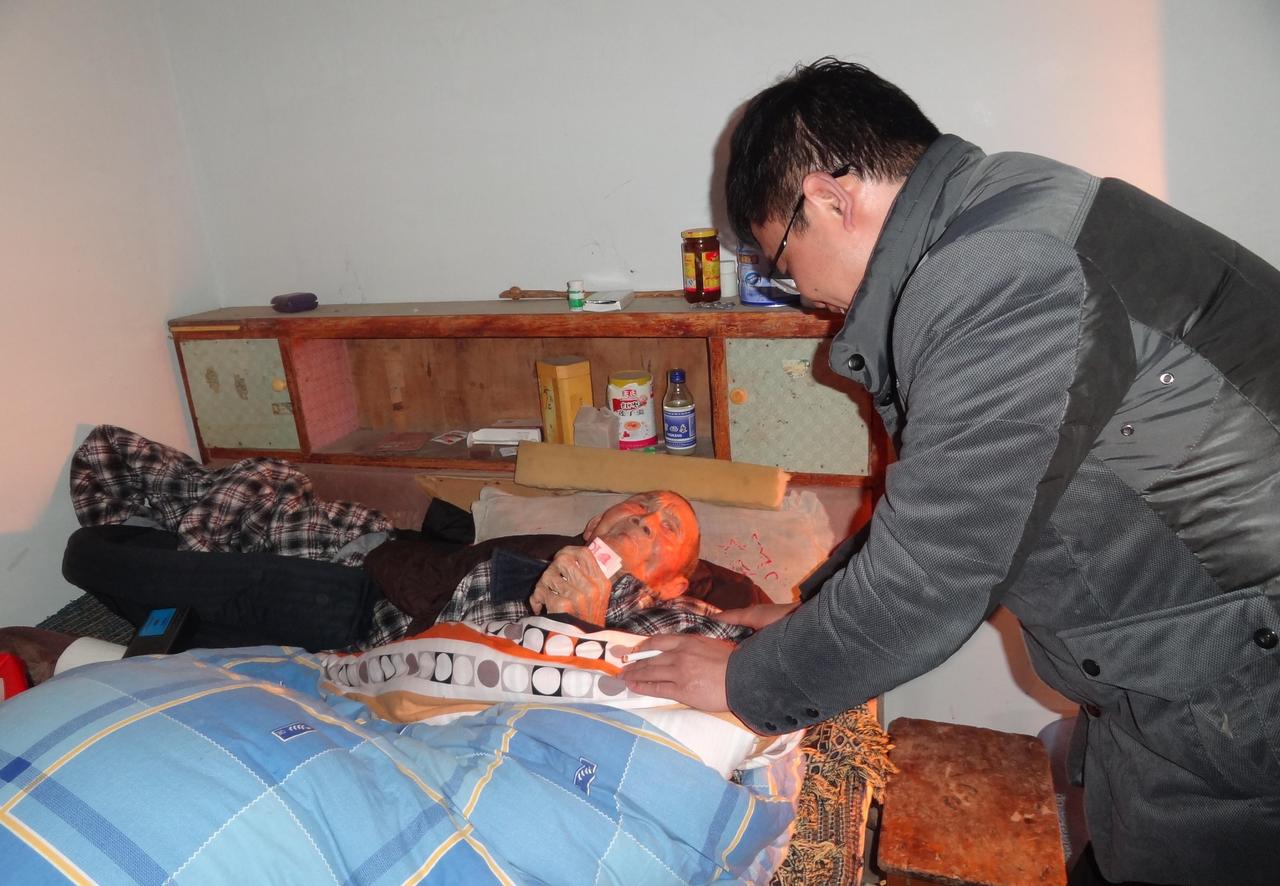 让人难受，浙江一男子给瘫痪父亲擦身时，父亲突然说："你装的真像个孝子，每天不过帮