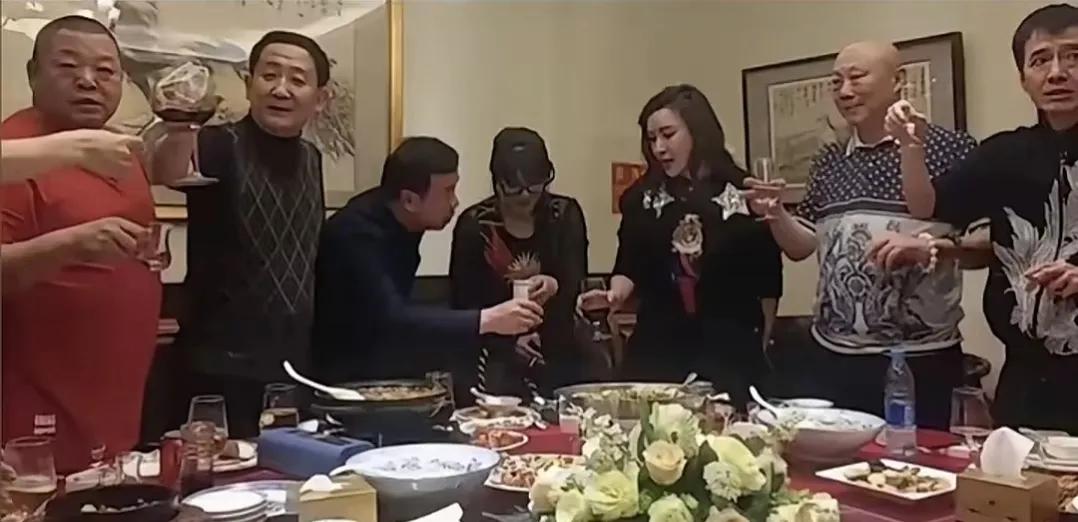 藏天朔生前与梁天、李成儒等人聚餐时的一幕，菜品丰盛。这张饭局合影里，臧天朔、梁天