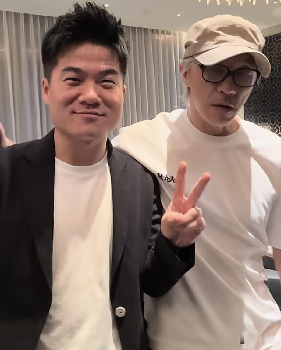 董宇辉采访周星驰，说自己“翻车”了，下次得带五个主播来！因为星爷太能说，每次都变