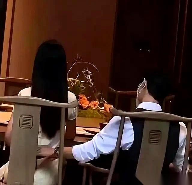 招商蛇口那位赵总的事，别急着替他喊“可惜”。满屏都在说一个清华精英，一顿饭就把