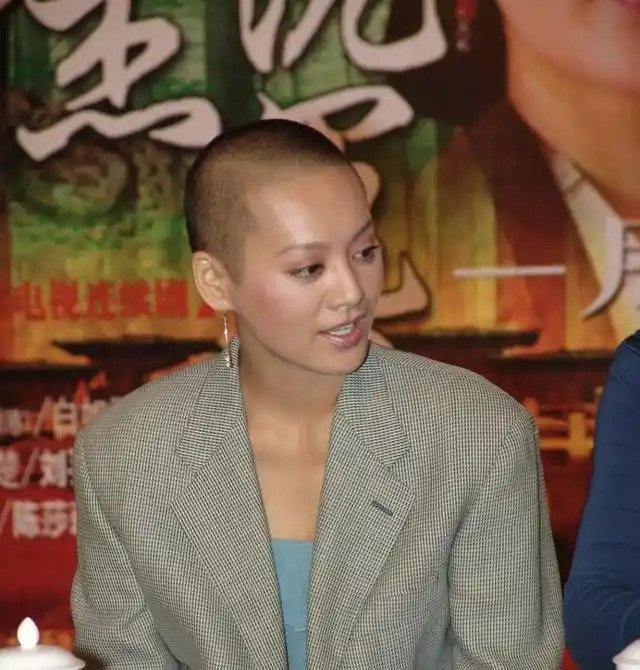 50岁宁静真剃光头！纯天然五官抗住镜头，没头发反而更美