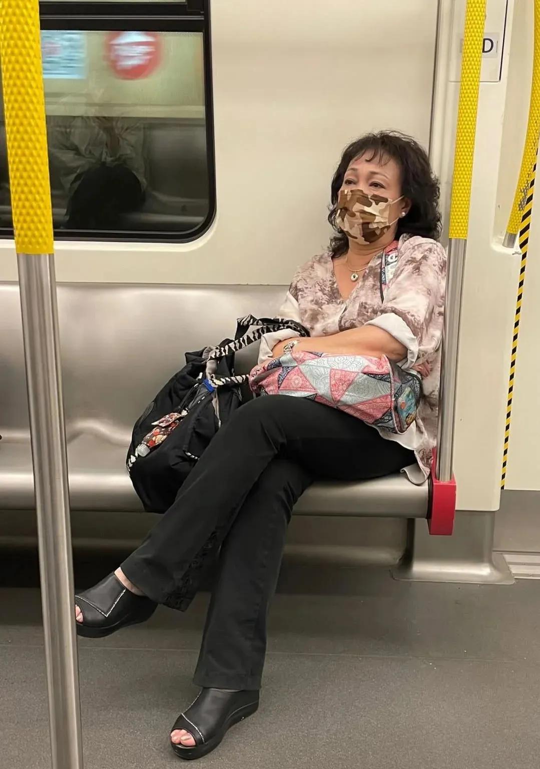 在地铁上偶遇香港老戏骨，记得演过周星驰电影，有人叫得出她的名字吗？近日，某网友