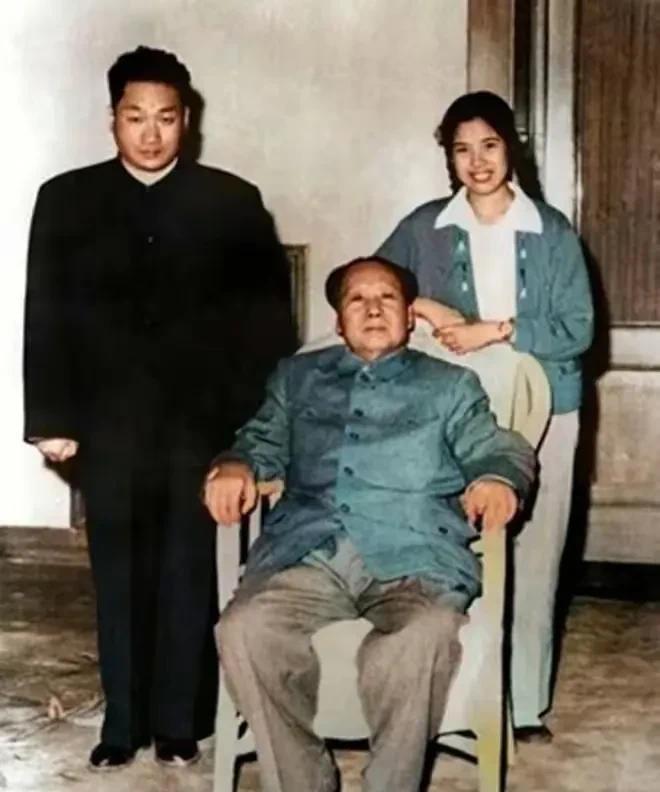 瞧瞧这张照片，毛主席稳稳地坐在椅子中间，那模样，满是咱老百姓心中熟悉的和蔼劲儿。