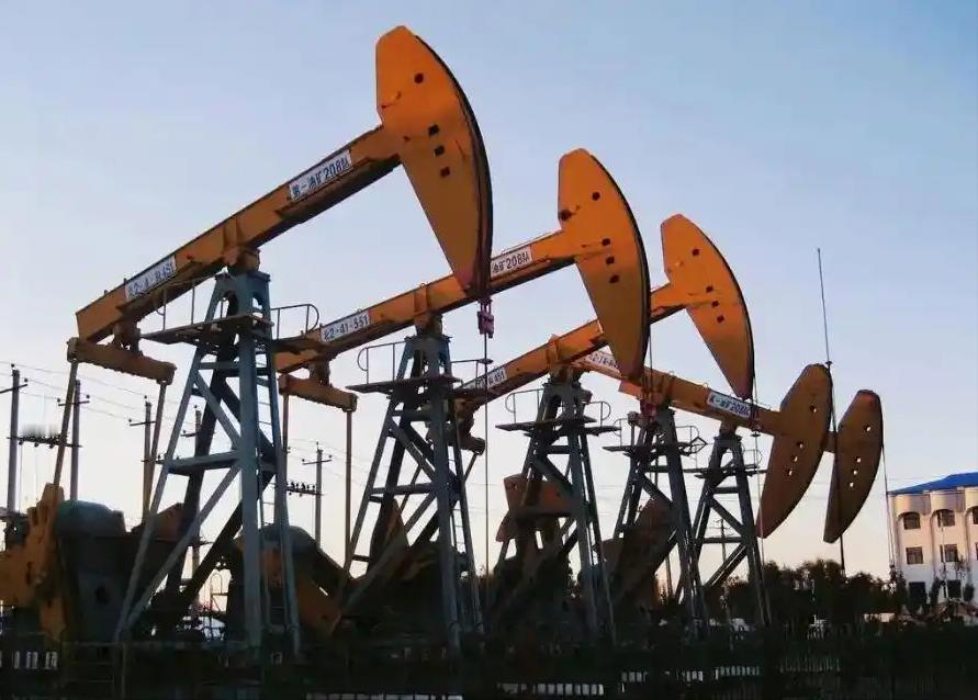 地球上的石油还能使用多久？已探明积压的约1万亿桶石油，按当下消费速度，够人类