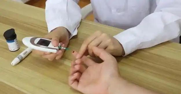 在医院接诊多年,我见过太多糖尿病患者,有的在七十岁后病情反复恶化,有的却越活越精