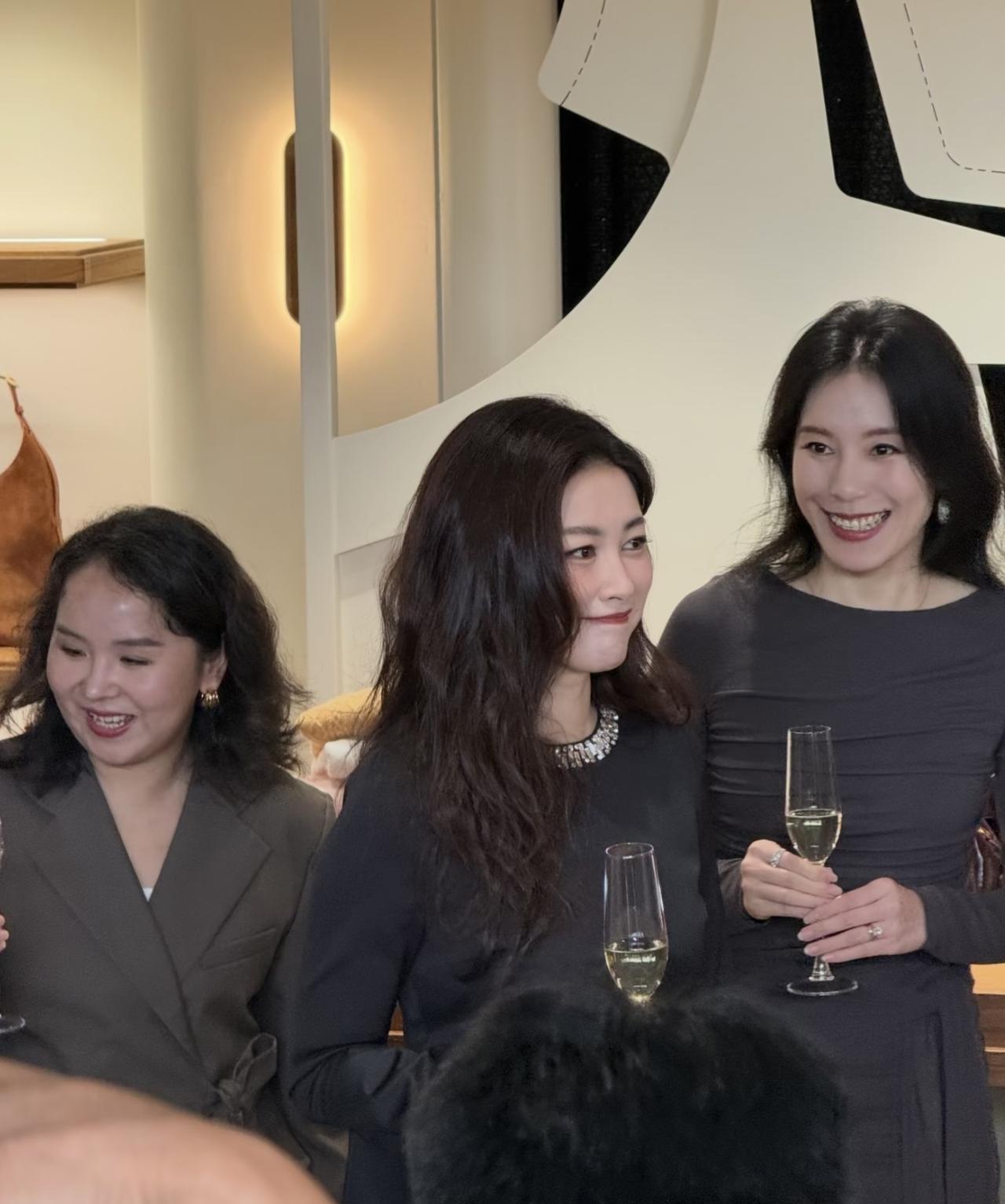 9月21日，有位网友在北京偶遇朱珠，她在三里屯为某新店开业剪彩的画面。当天，李