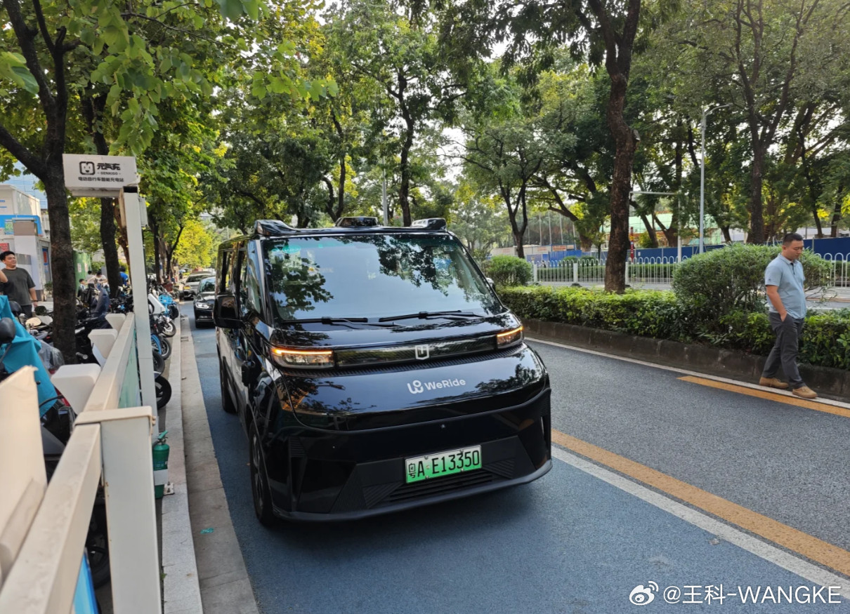 文远知行的RobotaxiGXR，有四个激光雷达，纯无人驾驶！​​​
