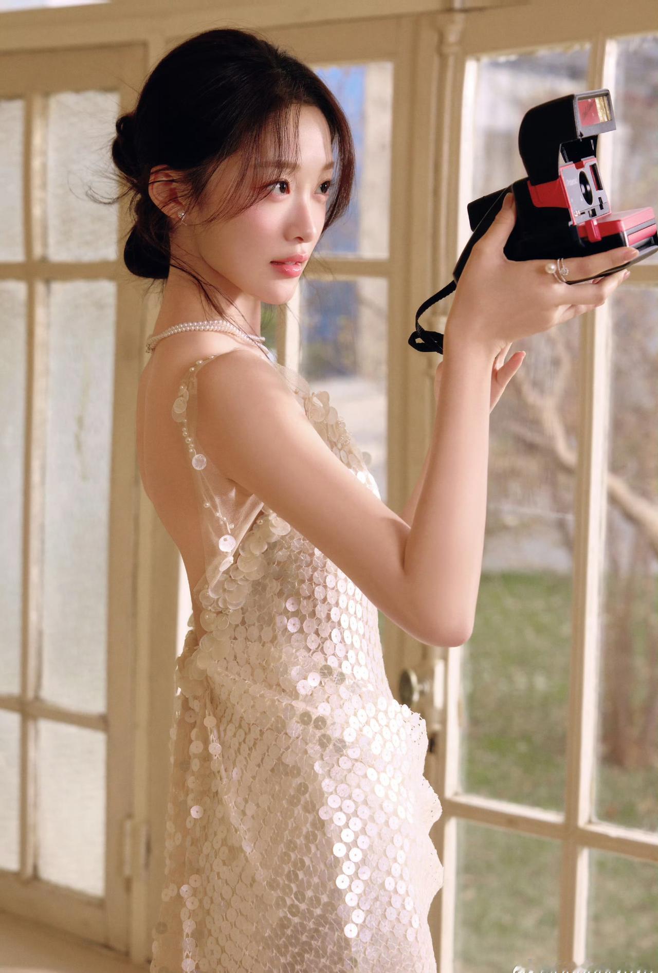 穿漂亮的小裙子来和大家玩儿啦～～🧚‍♀️小雨点滴滴搜狐时尚盛典​​​@李雨