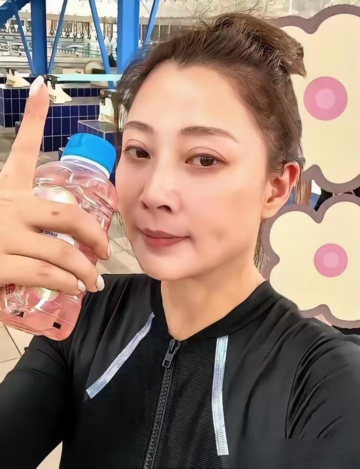 殷桃在《花少8》里忙前忙后分房做饭，结果全网都说她没存在感。​这事就挺邪门。她一个二姐，主动揽活、猜