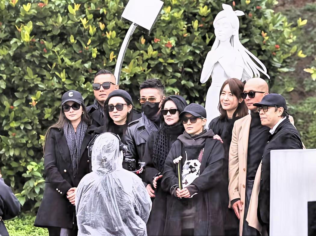 大S生前好友和她的雕像合影留念！​就连韩国的崔始源也去了，他应该和大S没什么交