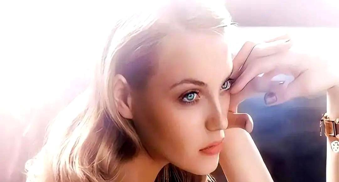 你半夜刷到一部18年前被导演亲手锁进片库的情色片，海报连片名都拼错了，却看得后背