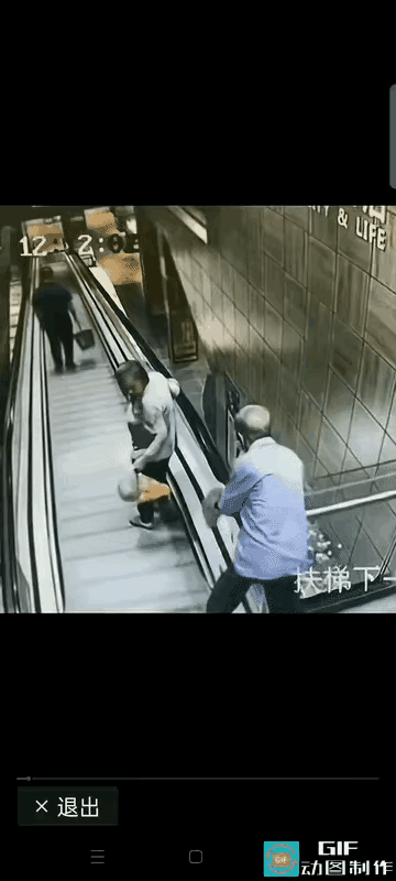 老头老太逛完商场，正准备坐自动扶梯下一楼回家。老头突然心血来潮，想回味一下童年