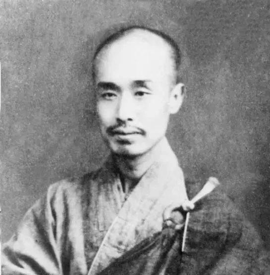 1942年，弘一法师火化时怪声频发，弟子惊恐，赶忙拉出骨灰床，谁料，竟然捡出了1