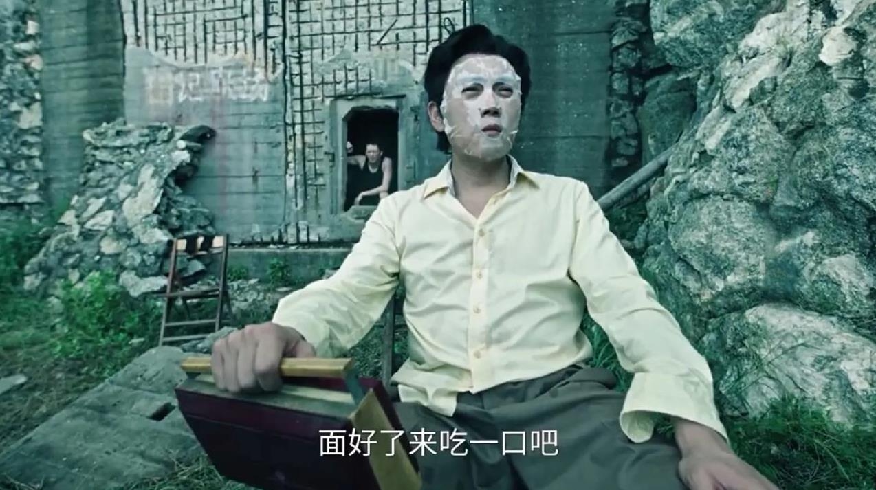 《扫毒风暴》卢少骅在防空洞生活的还挺细致的！囤物资还能理解，但是他一个男的居然