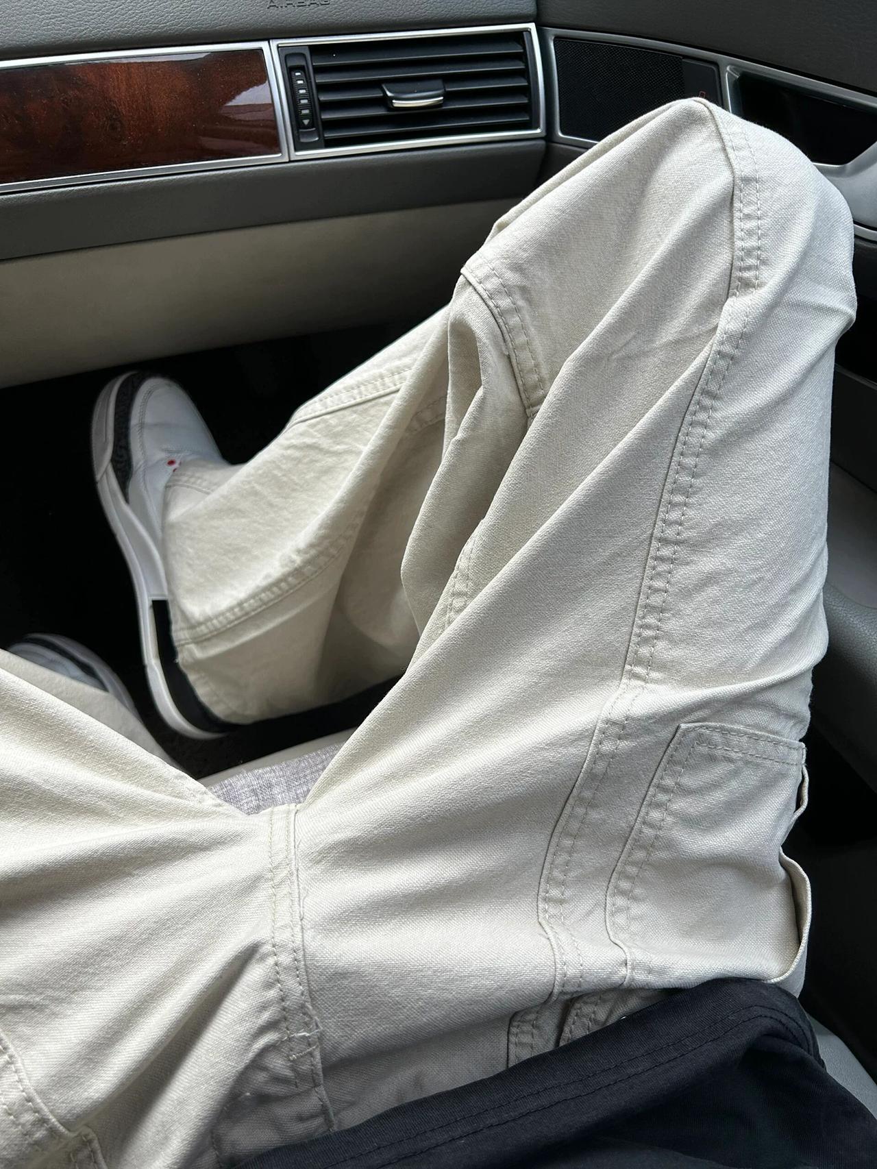 这家伙，没一点正形，这坐姿也真够可以的，等到了住的地再好好收拾他。